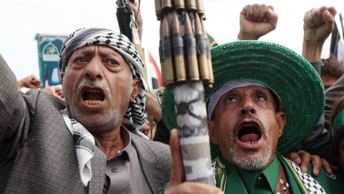 Imagen del 29 de agosto de 2025 de yemeníes gritando consignas durante una protesta contra los ataques aéreos israelíes en Saná y en solidaridad con Gaza en la plaza Al-Sabeen, en Yemen (Xinhua/Mohammed Mohammed)