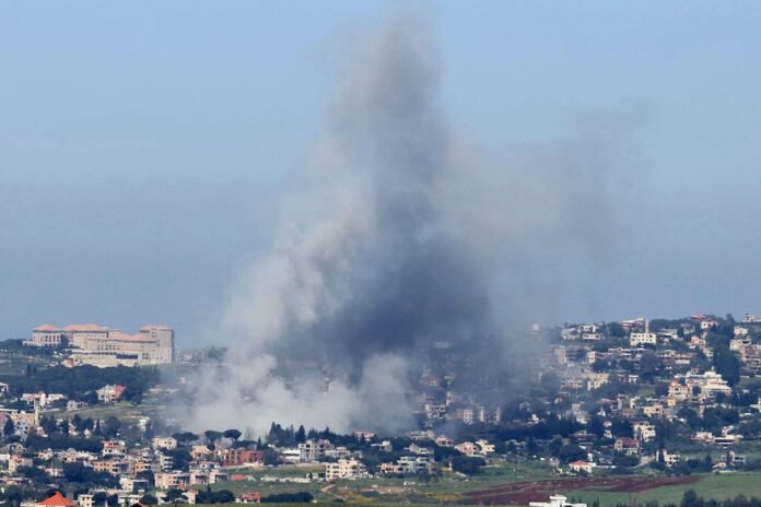 El humo se eleva desde el lugar en el que impactó un ataque aéreo israelí, en la aldea de Mayfadoun, en el distrito de Nabatieh, al sur del Líbano, el 2 de mayo de 2026 (Foto: AFP)