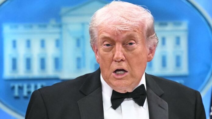 El presidente estadounidense Donald Trump habla durante una rueda de prensa en la Sala de Prensa Brady de la Casa Blanca en Washington, D.C., poco después del tiroteo ocurrido en la cena de corresponsales de la Casa Blanca el 25 de abril de 2026 (Foto de Mandel NGAN / AFP)