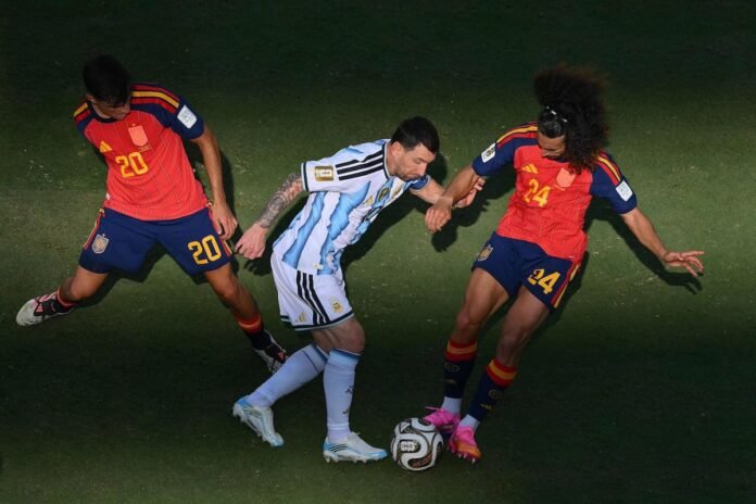 Messi, entre Pedri y Cucurella: el capitán no tuvo cómo salir de la soledad a la que lo obligó España y el repliegue argentino