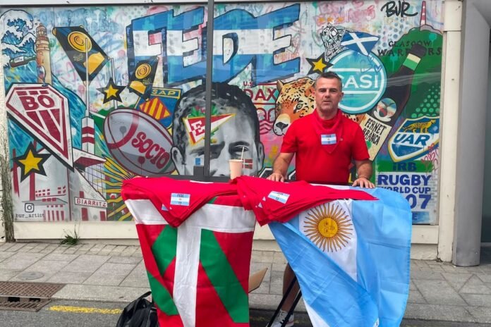 Pierre Guérin creó la fundación Hegoak Pampa en Biarritz para ayudar a la familia de Federico Martín Aramburú y recordarlo, como lo hace el mural que está en el centro de la ciudad vasca.